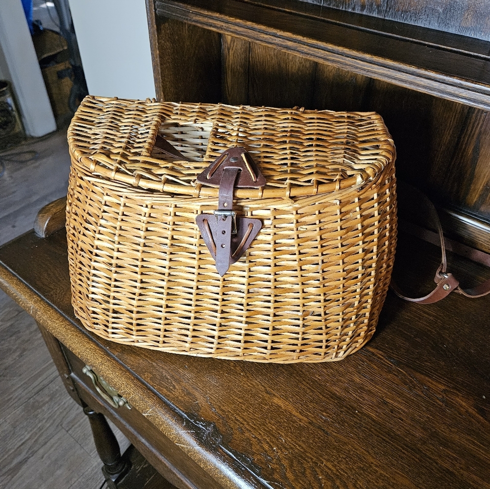 Cabelas Classic Split Creel Leather Closure and Adjustable Leather Shouler Strap - Picture 2 of 15